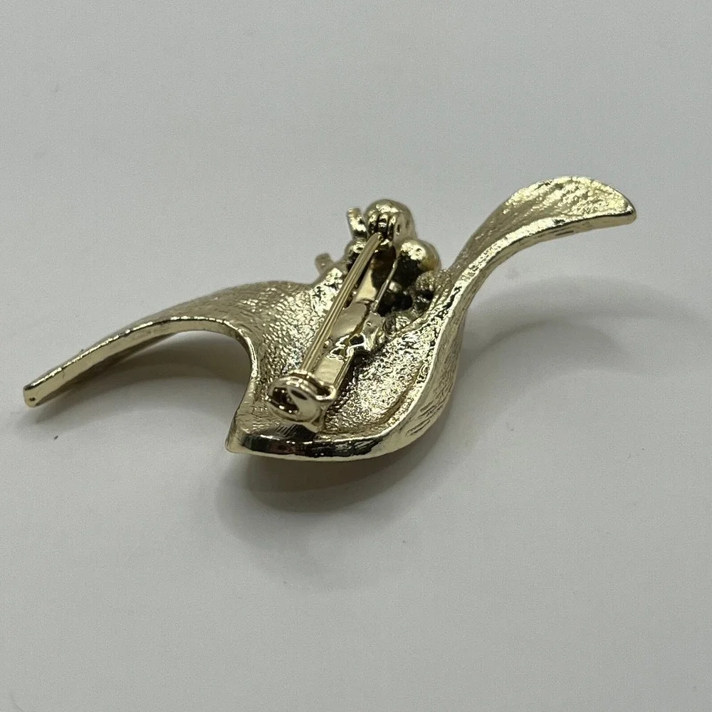 Vintage‎ Flower Brooch Faux Pearl and Brushed Gold Tone Pin